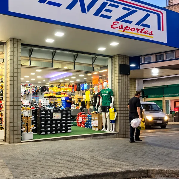 Fachada iluminada da Veneza Esportes no centro de Caruaru