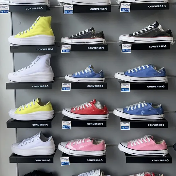 Parede de tênis Converse All Star coloridos