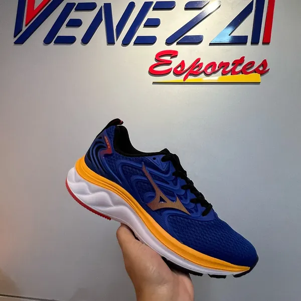 Tênis Mizuno azul em frente ao letreiro da Veneza Esportes