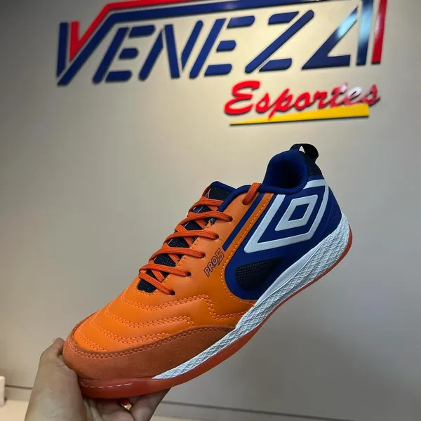 Chuteira de futsal Umbro laranja e azul