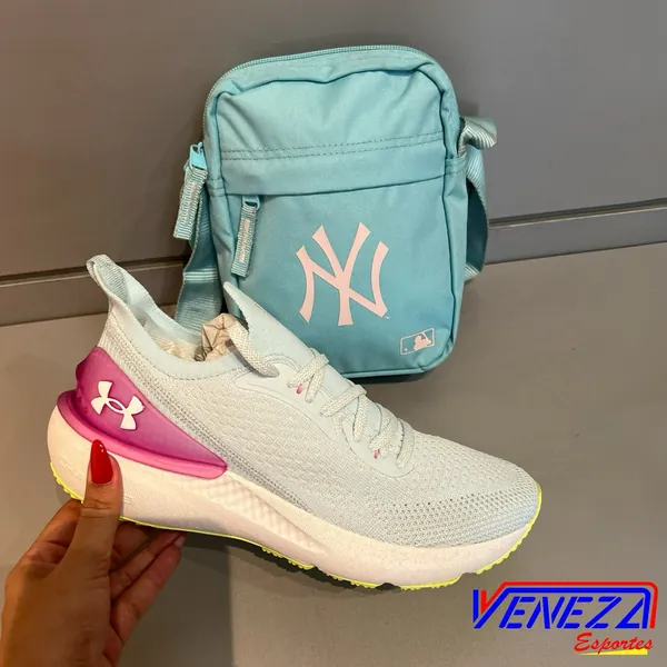 Tênis Under Armour branco e rosa com bolsa transversal