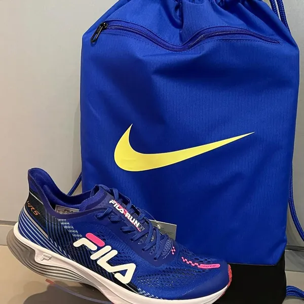 Tênis Fila azul com mochila gym sack Nike